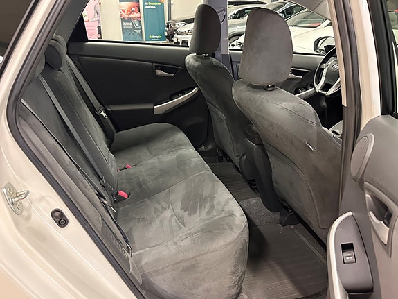 Toyota Prius 7 of 29
