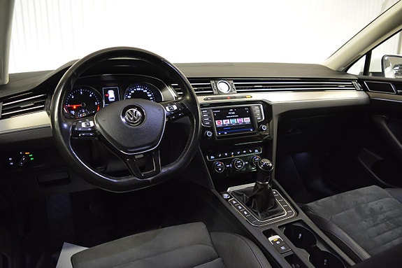 Volkswagen Passat 10 of 22