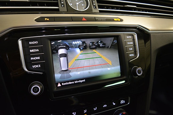Volkswagen Passat 13 of 22