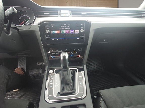 Volkswagen Passat 12 of 18