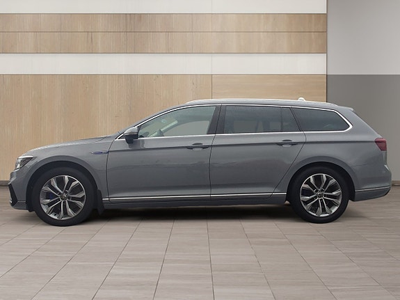 Volkswagen Passat 2 of 18