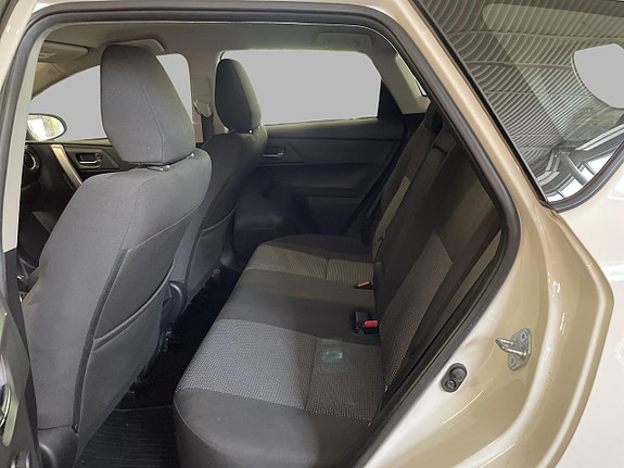 Toyota Auris 13 of 16