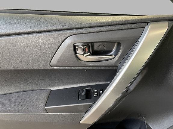 Toyota Auris 12 of 16