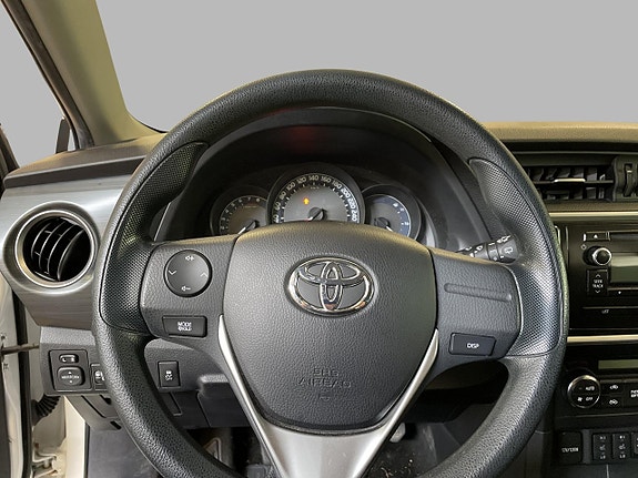 Toyota Auris 10 of 16