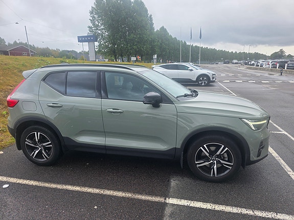 Volvo XC40 2 of 4