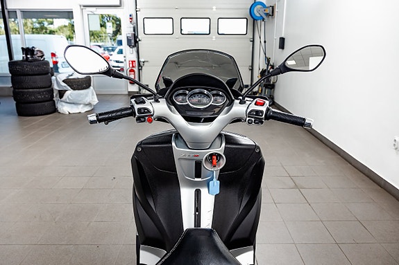 Piaggio MP3 300 0.3 CVT 16 of 18