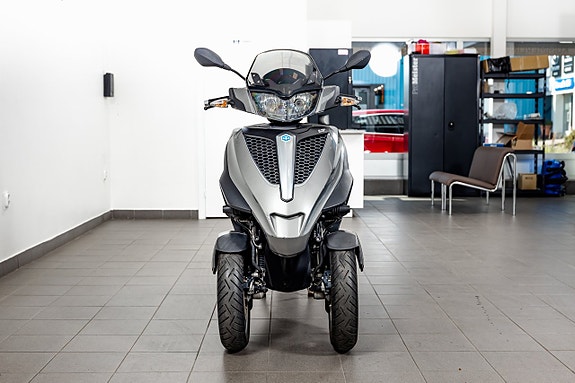 Piaggio MP3 300 0.3 CVT 2 of 18