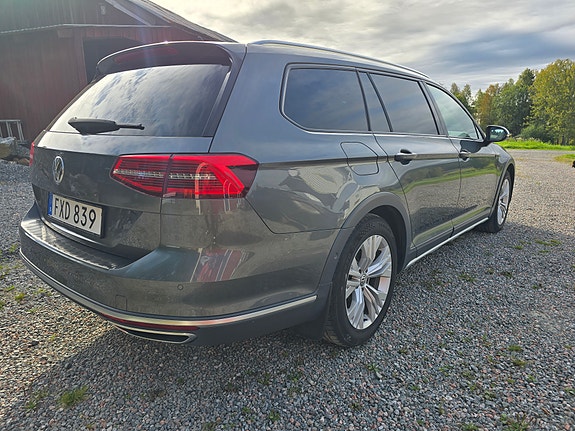 Volkswagen Passat Alltrack 3 of 9