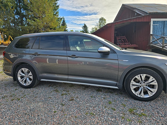 Volkswagen Passat Alltrack 2 of 9