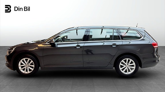 Volkswagen Passat 2 of 12