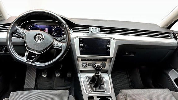 Volkswagen Passat 10 of 12