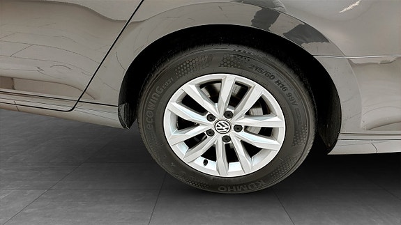Volkswagen Passat 6 of 12