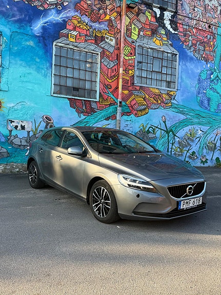 Volvo V40 2 of 7