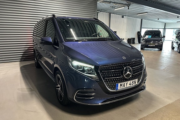Mercedes-Benz V300 3 of 25