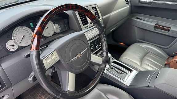 Chrysler 300C 5 of 10