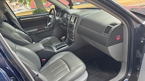Chrysler 300C 4 of 10
