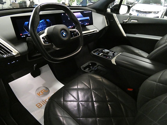 BMW iX 12 of 27