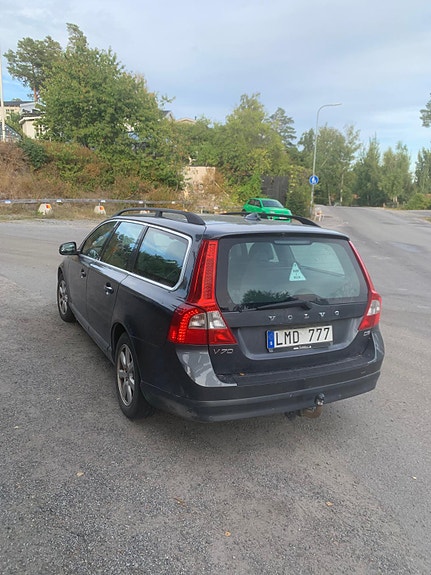 Volvo V70 3 of 4