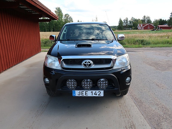 Toyota HiLux 2 of 13