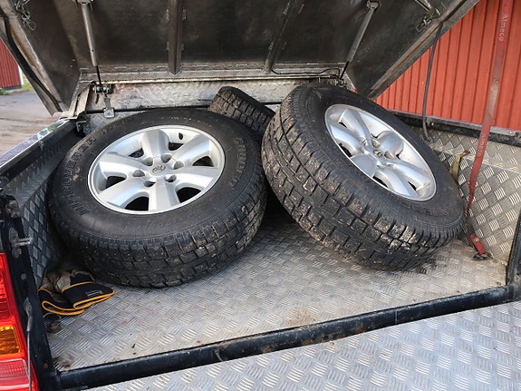 Toyota HiLux 10 of 13