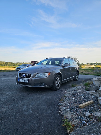 Volvo V70 2 of 6