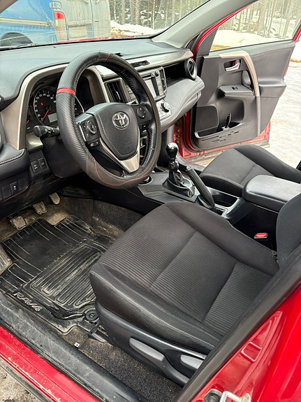 Toyota RAV4 2 of 7