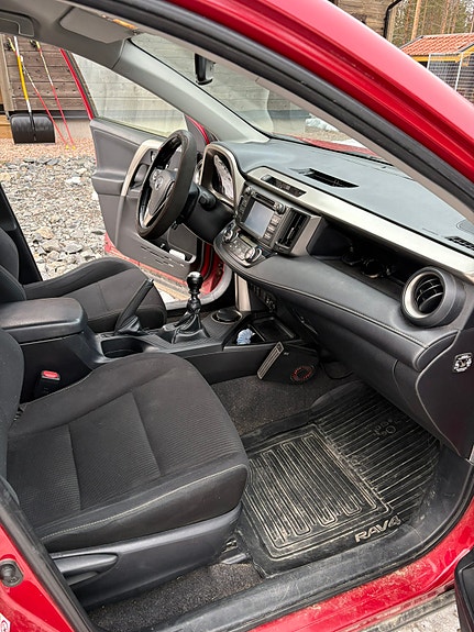 Toyota RAV4 3 of 7