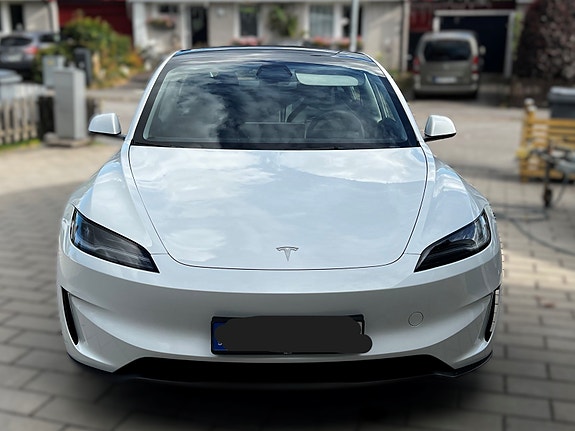 Tesla Model 3 4 of 9