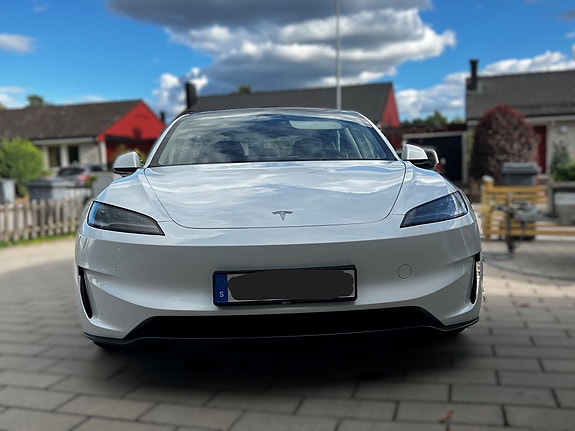Tesla Model 3 7 of 9