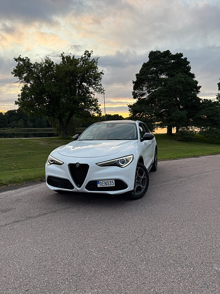 Alfa Romeo Stelvio 3 of 25