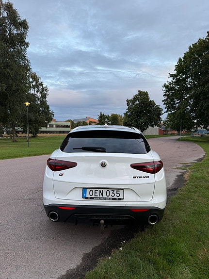 Alfa Romeo Stelvio 8 of 25