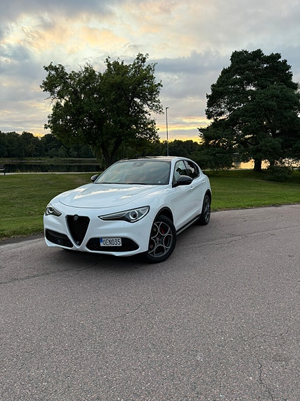 Alfa Romeo Stelvio 2 of 25