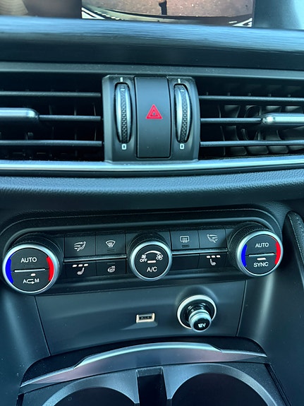Alfa Romeo Stelvio 24 of 25