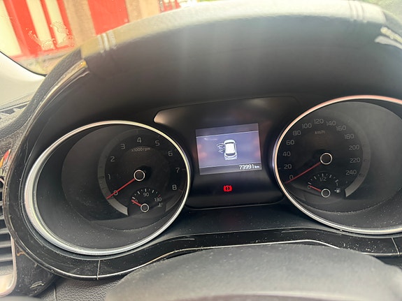 Kia Ceed 3 of 8