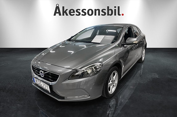 Volvo V40 2 of 9