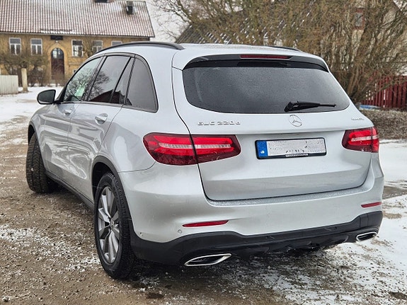 Mercedes-Benz GLC220 d 2 of 4