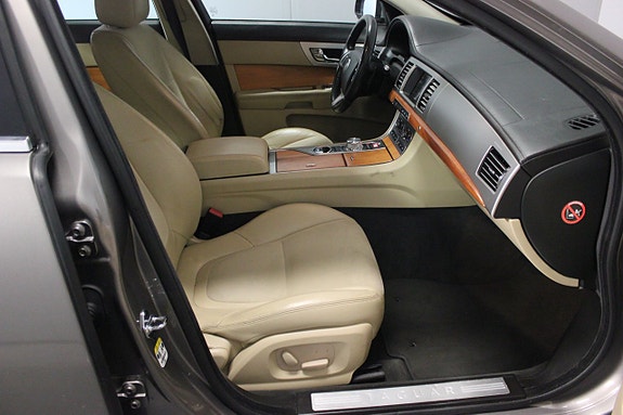 Jaguar XF 8 of 22