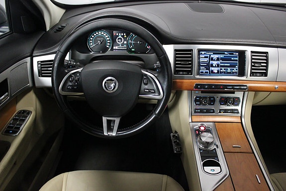 Jaguar XF 12 of 22