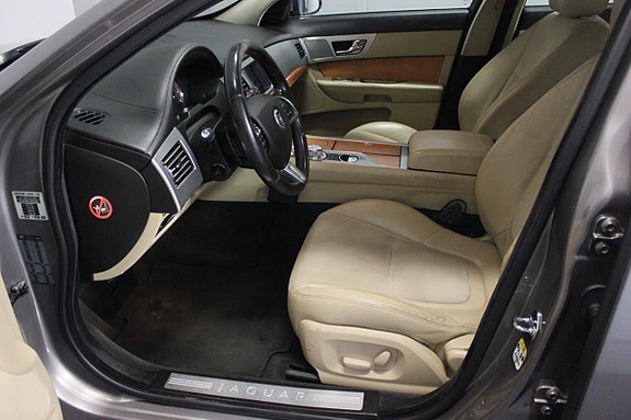 Jaguar XF 7 of 22