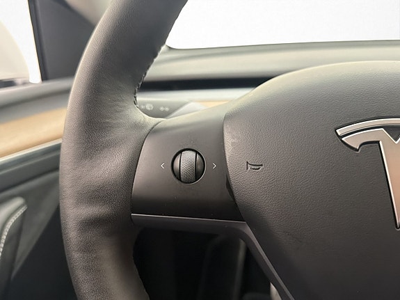 Tesla Model Y 17 of 30
