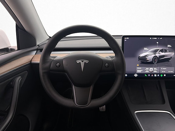 Tesla Model Y 16 of 30