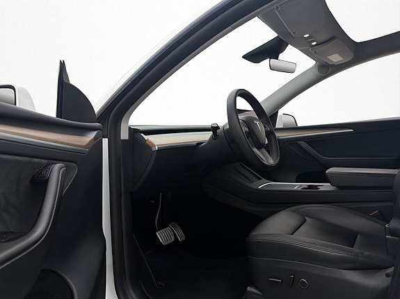 Tesla Model Y 12 of 30