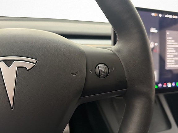 Tesla Model Y 18 of 30