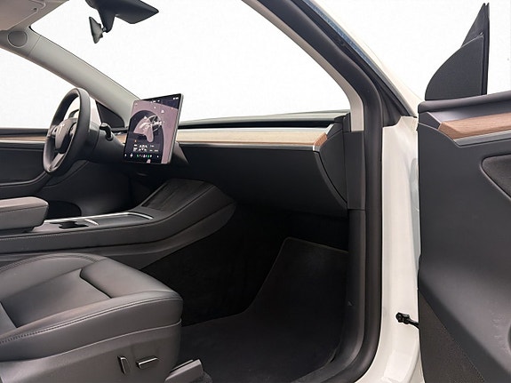 Tesla Model Y 29 of 30