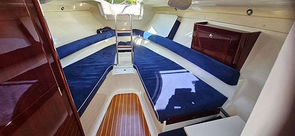 Aquador 23 ht-2005 VolvoPenta Kad 32-2005 7 of 10
