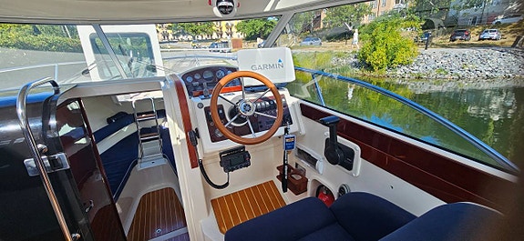 Aquador 23 ht-2005 VolvoPenta Kad 32-2005 5 of 10