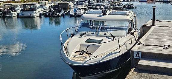Aquador 23 ht-2005 VolvoPenta Kad 32-2005 3 of 10