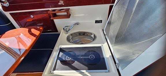 Aquador 23 ht-2005 VolvoPenta Kad 32-2005 9 of 10