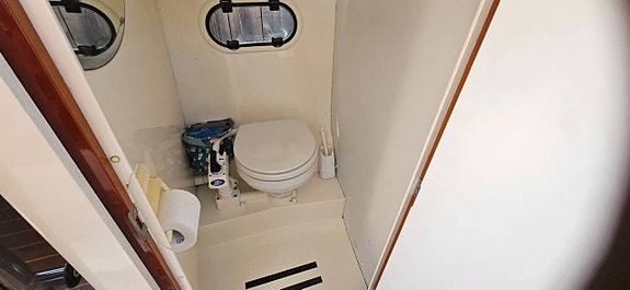 Aquador 23 ht-2005 VolvoPenta Kad 32-2005 8 of 10