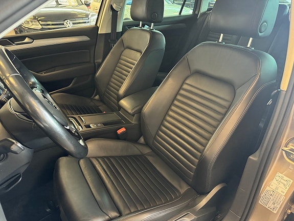 Volkswagen Passat 12 of 30